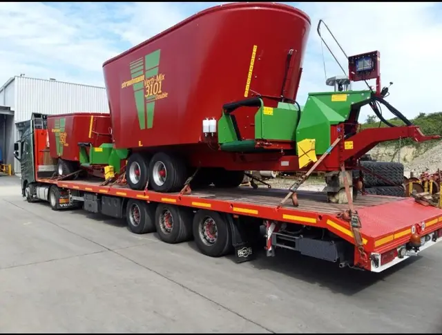 Transport agabaritic marfă supradimensionată pe lowboy, organizat de Dacoda