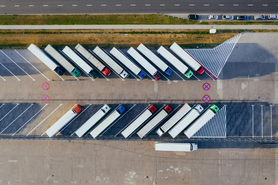 Vedere aeriană cu semiremorci într-un hub logistic european